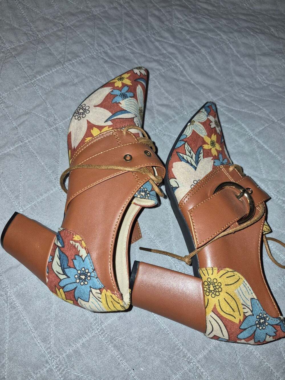 Vintage Style Floral Fabric and Faux Leather Lace-Up Oxford Block Heels with Buc - Picture 4 of 7